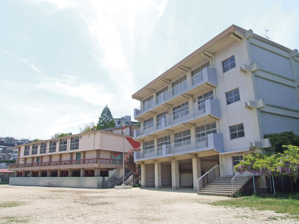 Primary school. 8 minutes 630m walk from the black field elementary school