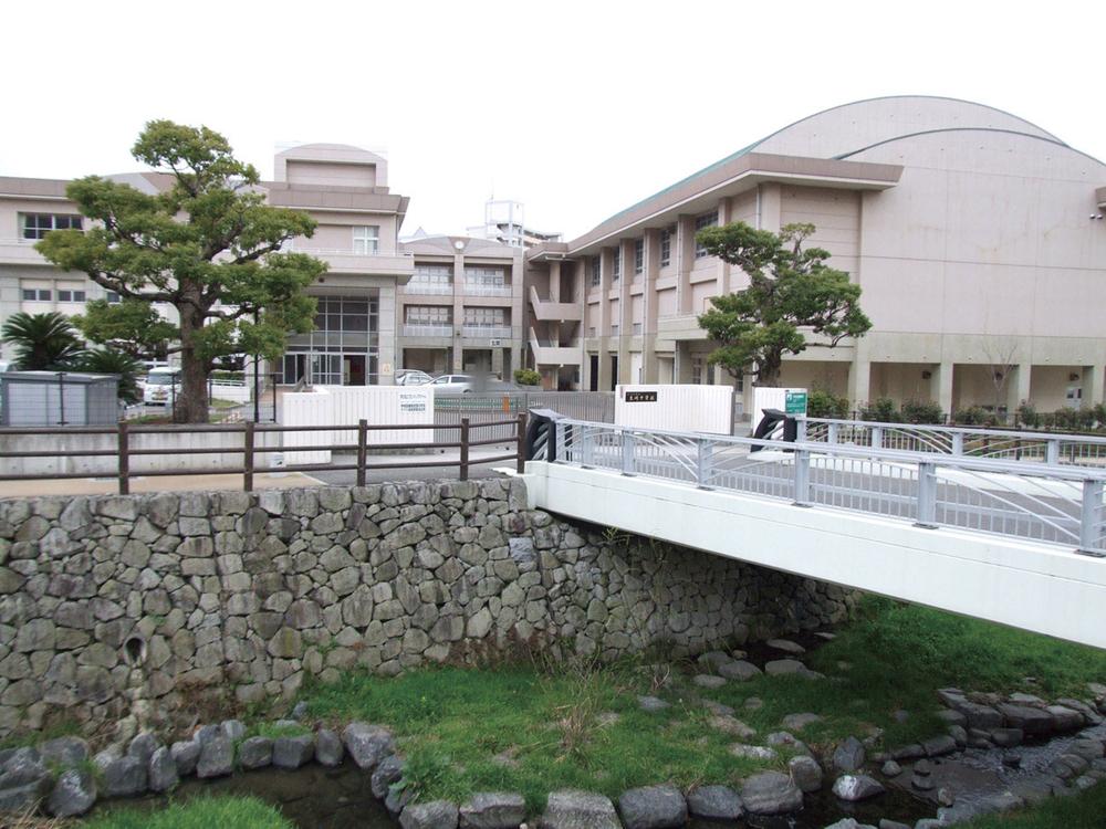 Junior high school. Kurosaki until junior high school 450m 6-minute walk