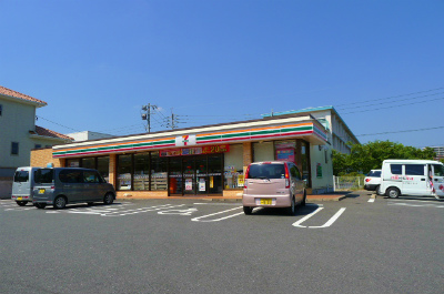 Convenience store. 716m to Seven-Eleven (convenience store)
