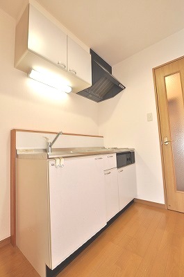 Kitchen. Two-burner electric stove ・ Also with grill