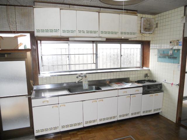 Kitchen. Indoor (12 May 2012) shooting