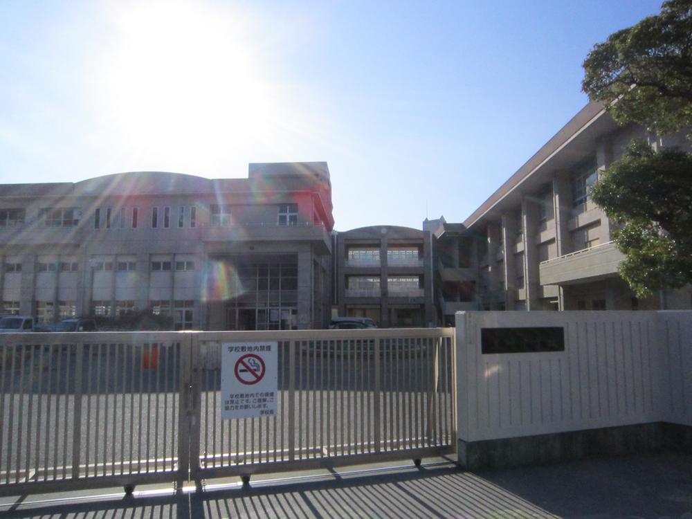 Junior high school. 1432m to Kitakyushu Kurosaki Junior High School