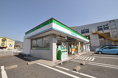 Convenience store. 800m to FamilyMart Yahatanishi Sangamori store (convenience store)