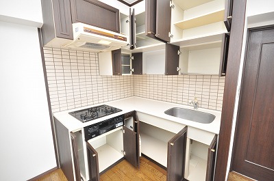 Kitchen. 3-neck gas stove ・ This is a system kitchen with grill! 
