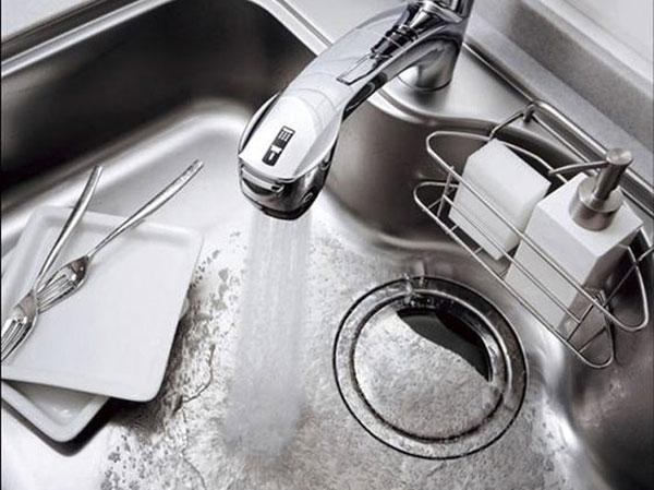 Kitchen.  [sink] Sink, It is made of stainless steel silent specification. Since the sheet is marked with structure on the back side of the sink, The sound of water splashing will reduce.
