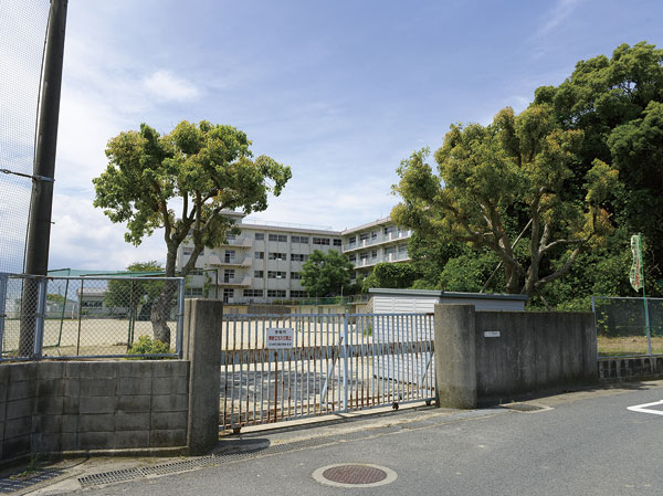 Surrounding environment. Kitakyushu Kukita junior high school (11 minutes' walk / About 820m)