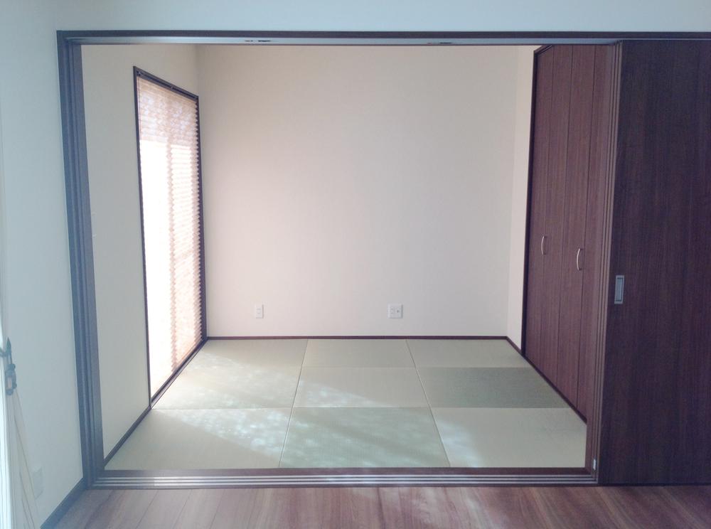 Non-living room. (No. 9 locations) Japanese-style room with large closet Clean fashionable Ryukyu tatami.