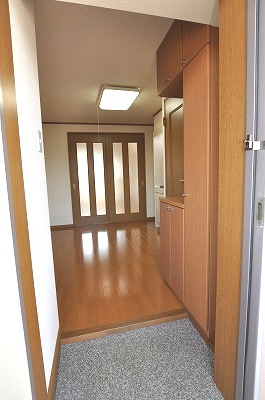 Entrance. With entrance shoe box (image)