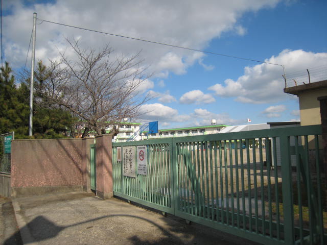 Primary school. 800m to Kitakyushu Jozu Auditor elementary school (elementary school)