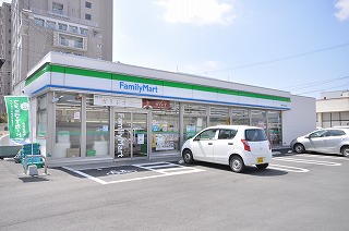 Convenience store. FamilyMart hole raw 4-chome 130m up (convenience store)