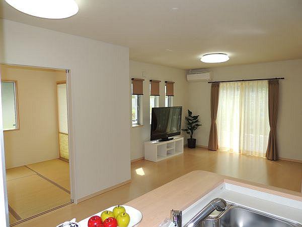 Living. Also overlooks the living and the Japanese-style room from the room (September 2013) shooting No. 19 land kitchen