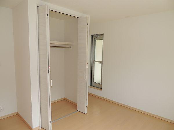 Non-living room. Indoor (September 2013) shooting No. 19 place Western-style closet