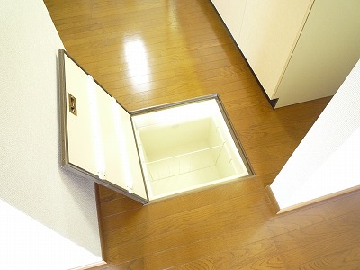 Receipt. Convenient floor with storage ☆ 