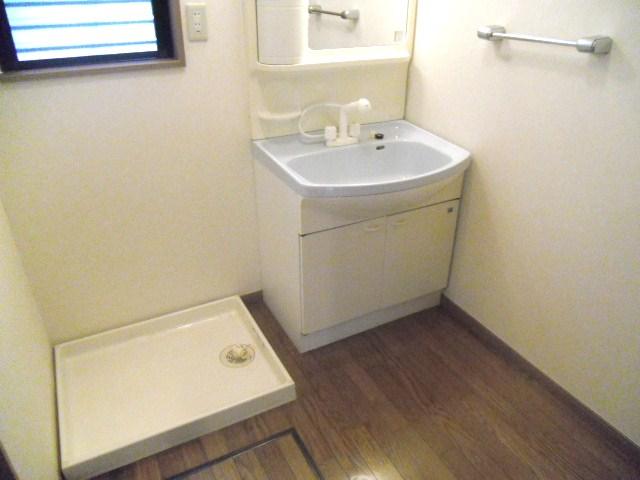 Wash basin, toilet. Room (August 2013) Shooting