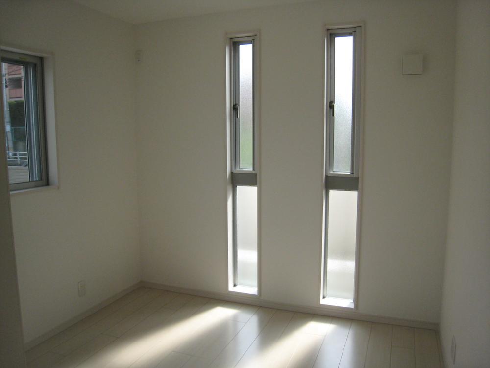 Non-living room. Bright room to plug the sunshine!