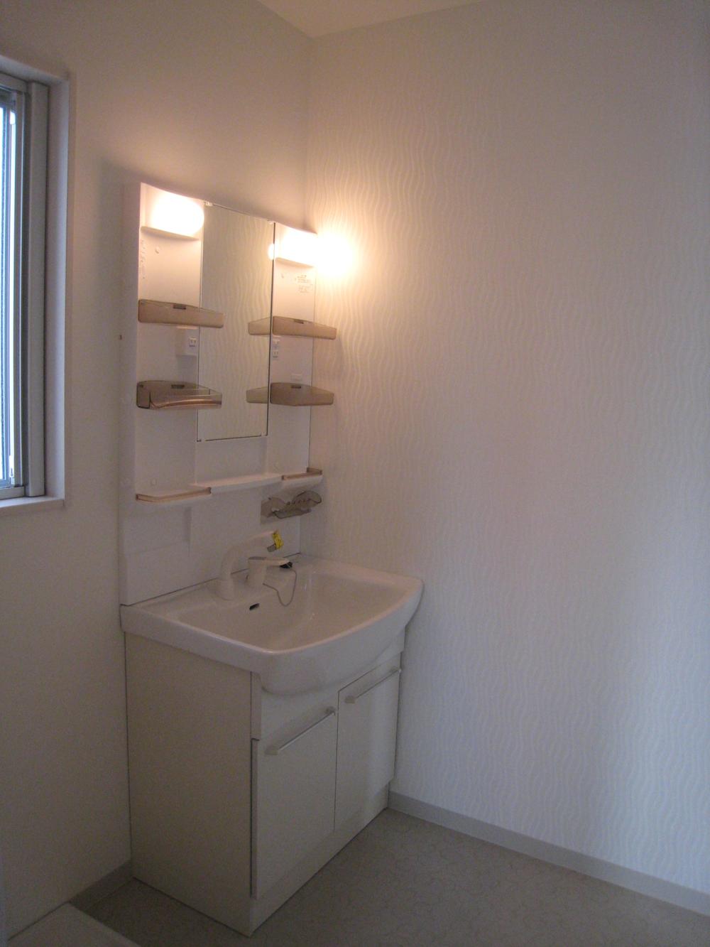 Wash basin, toilet. Washroom of the Cross is using the thing up a notch in the Super strengthening + dirt prevention.