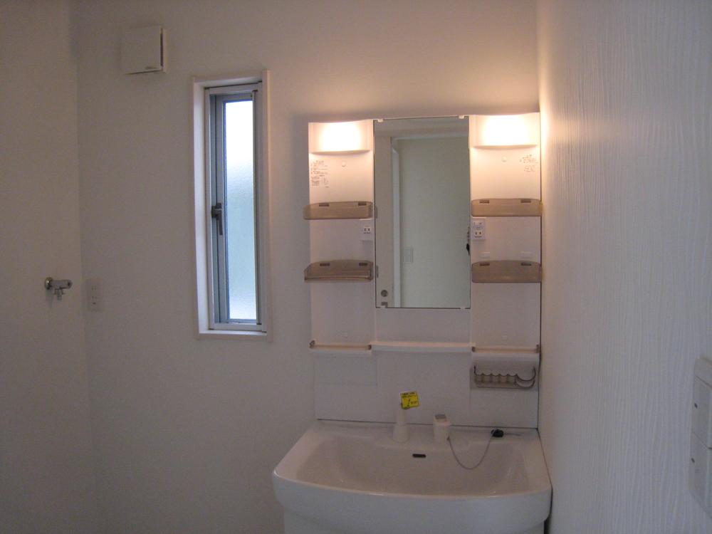 Wash basin, toilet.  ■ Exhaust Fan ・ Small window with