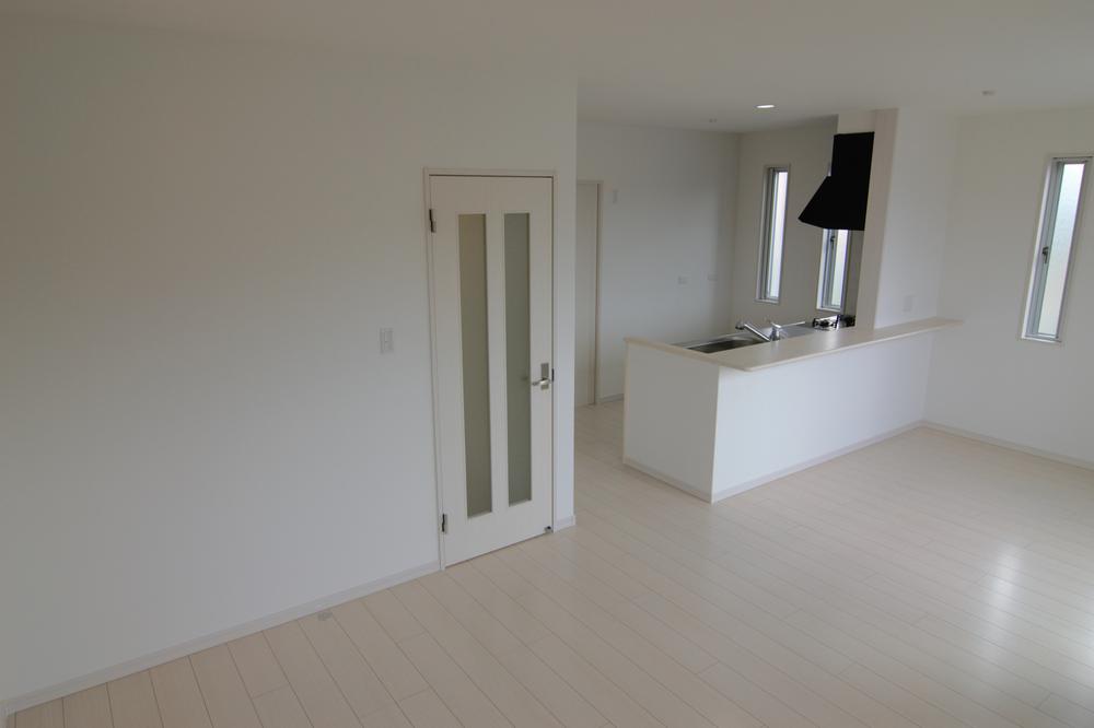 Living.  ■ Please! Please come to see this bright living