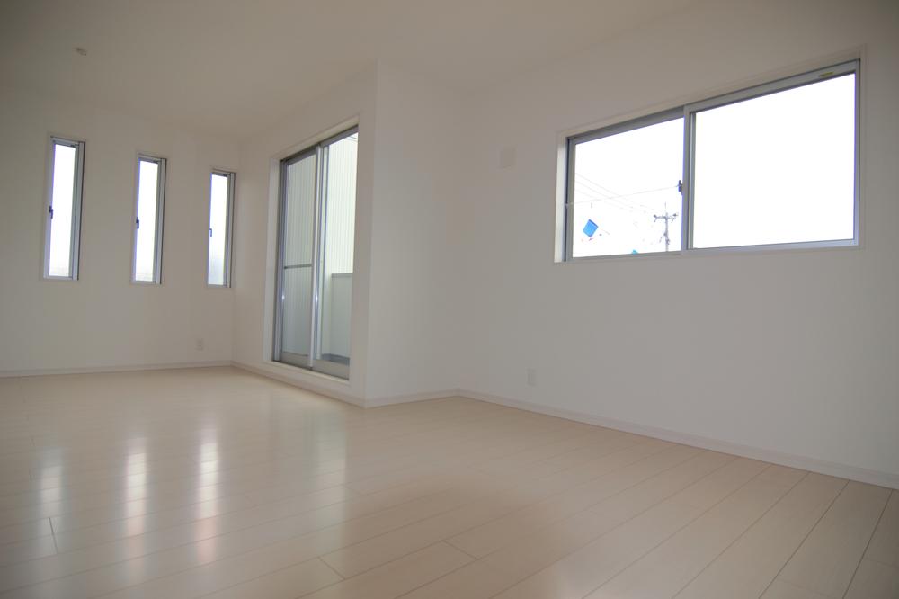 Non-living room.  ■ The difference between the sunshine writing is bright rooms!