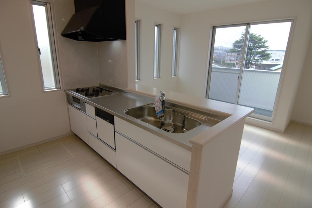 Kitchen.  ■ System kitchen also comes with course water purifier for us become something busy mom ally with a washing machine!