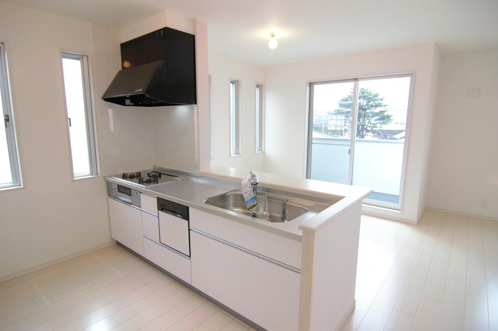 Kitchen. It overlooks the living room at the counter kitchen