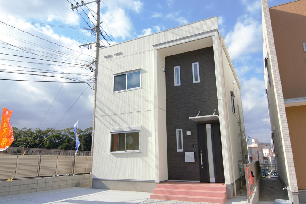 Local appearance photo.  ■ Urbane stylish design!