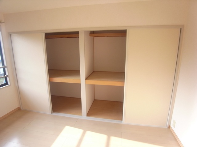 Living and room. Western-style storage lot ・ Futon faction worry