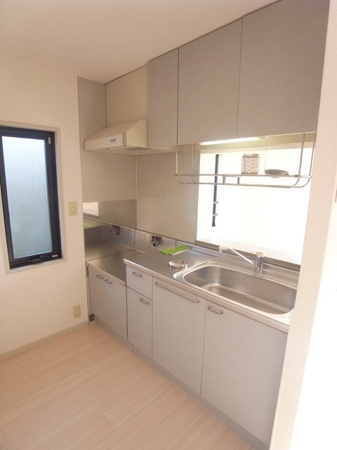 Kitchen. Popular counter kitchen type ・ Yes window