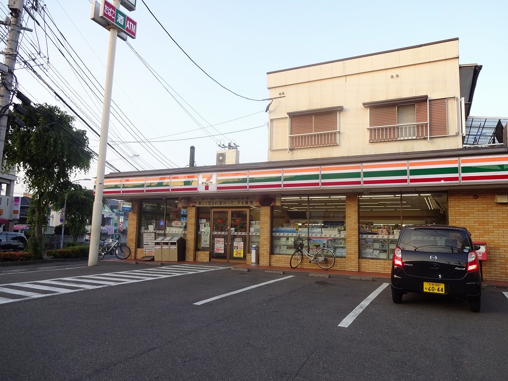 Convenience store. 1093m until the Seven-Eleven Kyushukyoritsudai before the store (convenience store)