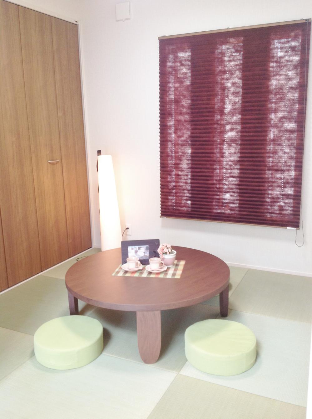 Non-living room. (No. 2 locations) Continued from living Ryukyu tatami of Japanese-style room (with a large storage) ・ And partitioned by a sliding door can also be used as a private dining room.