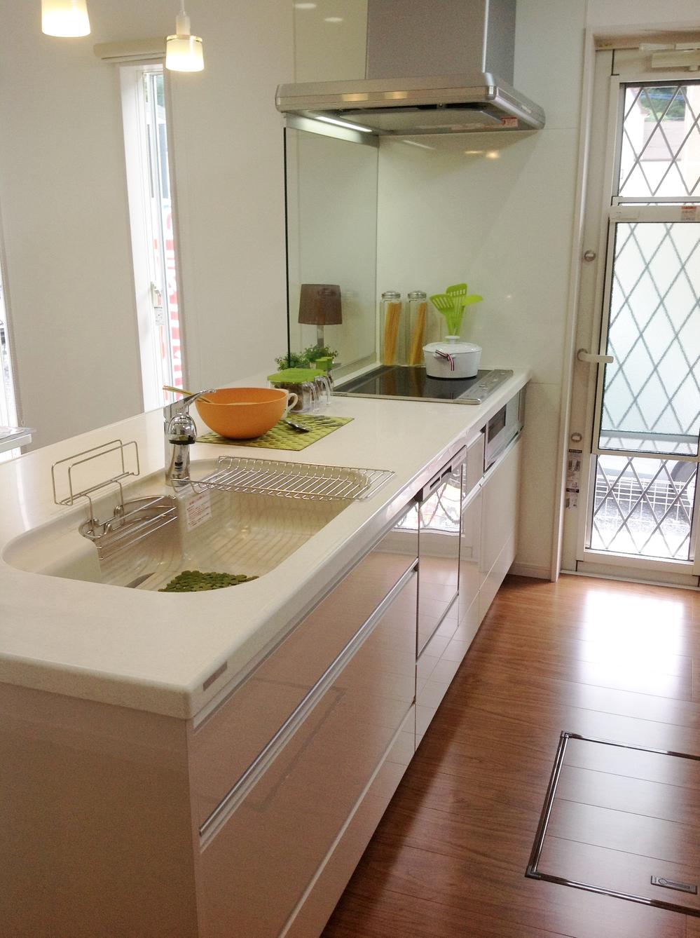 Other Equipment. Face-to-face kitchen of the latest model ・ Fashionable artificial marble sinks