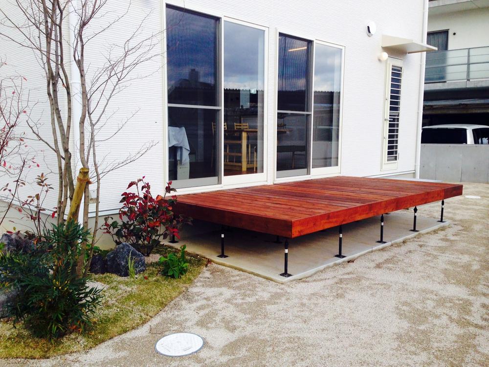 Garden. The living south, We offer a high-quality large wood deck.