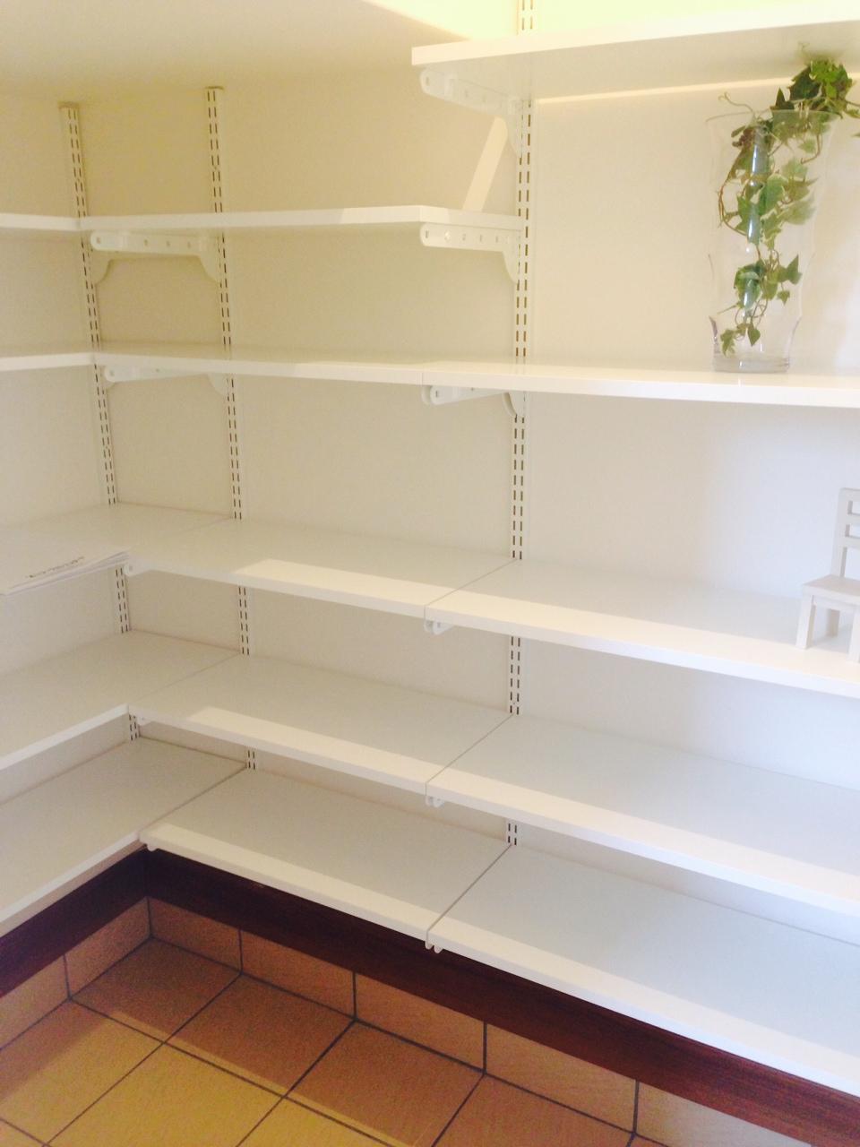 Receipt. The entrance next to, There is a shoe cloak of large capacity.