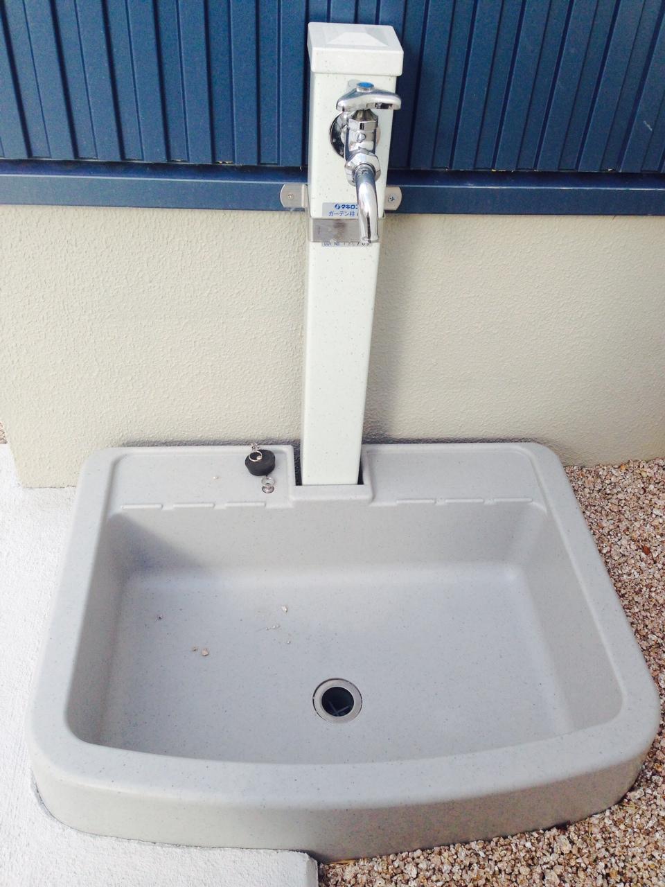 Parking lot. It is a big success in the cleaning of the car wash and the garden.