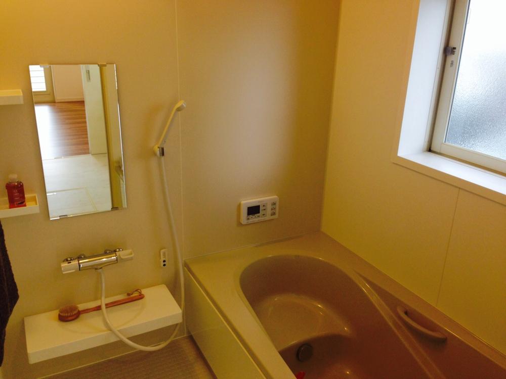 Bathroom. In the bathroom also with large windows to take the fatigue of the day, Hygienically in moisture knowing.