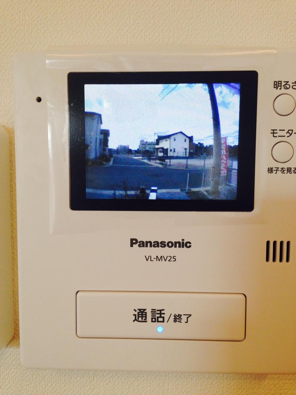 Entrance. You can see the visitor in the color monitor.