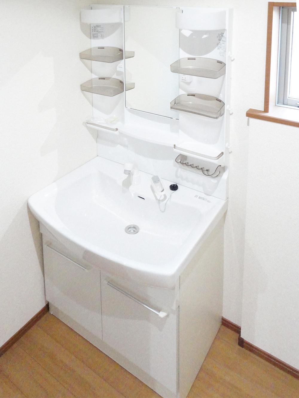 Wash basin, toilet. Washbasin a shower.