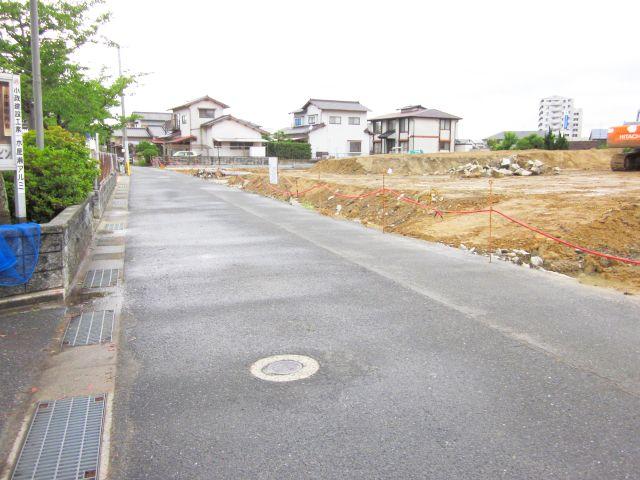 Local photos, including front road. The entire road width 6m! 