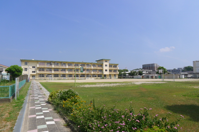 Primary school. 989m until Takesue (elementary school)
