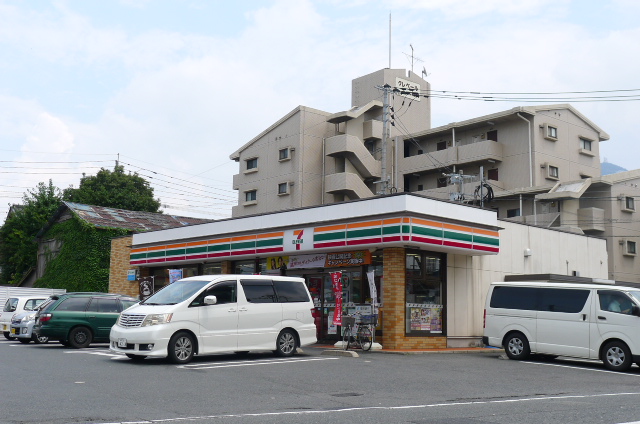 Convenience store. Seven-Eleven Yahata Hongmei 1-chome to (convenience store) 101m