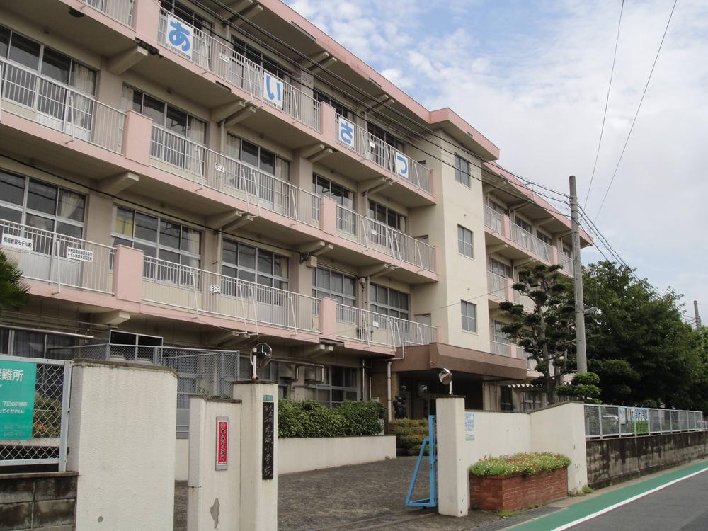 Primary school. 389m to Kitakyushu Honjo elementary school
