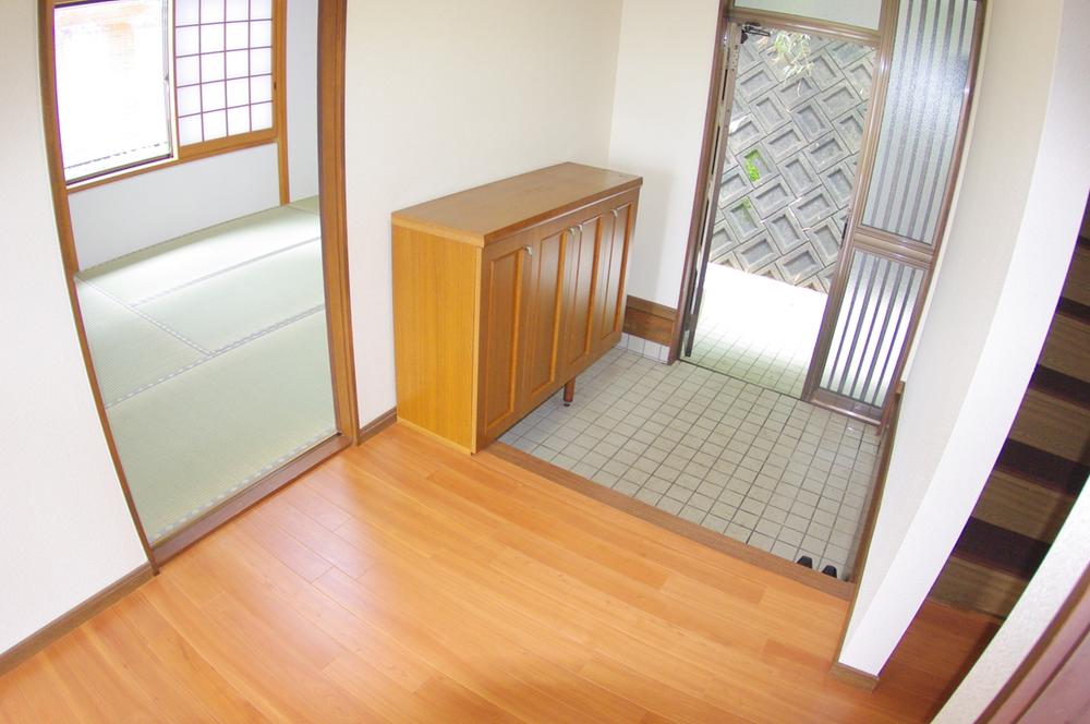 Entrance. Entrance to welcome the "I'm home" of the family, It is light and airy!