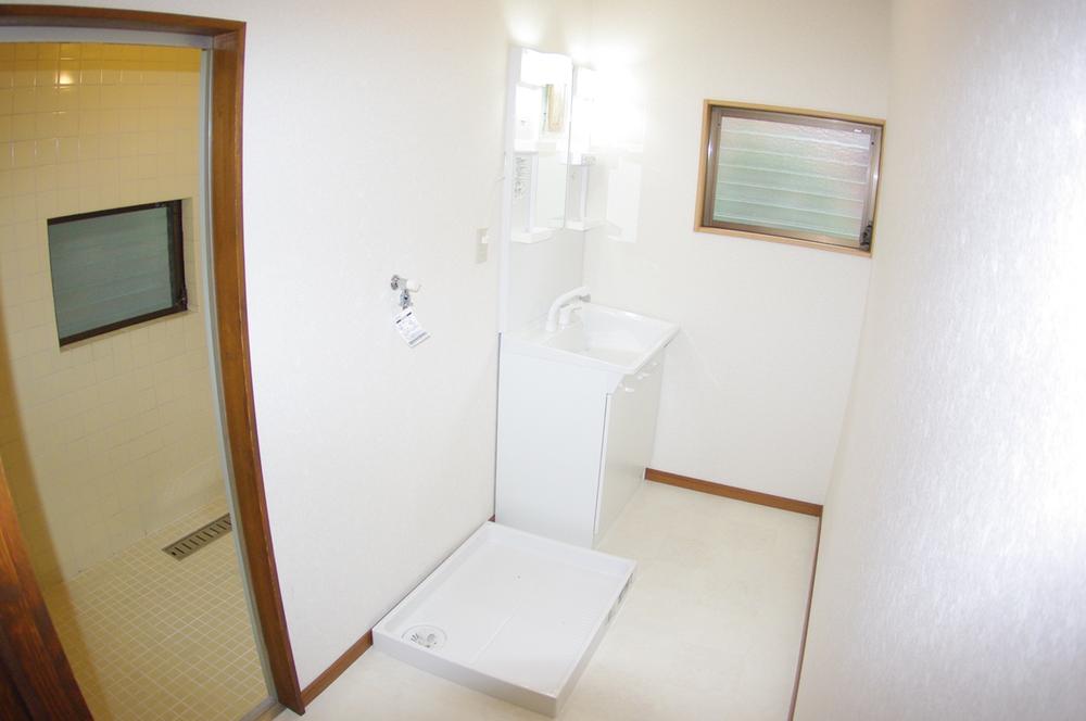 Wash basin, toilet. Shampoo dresser new!