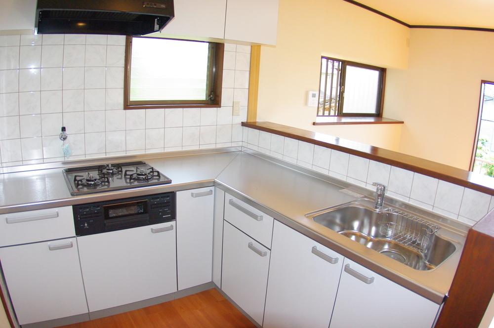 Kitchen. Happy mom! L-shaped luxury kitchen of! I am satisfied because it is new!