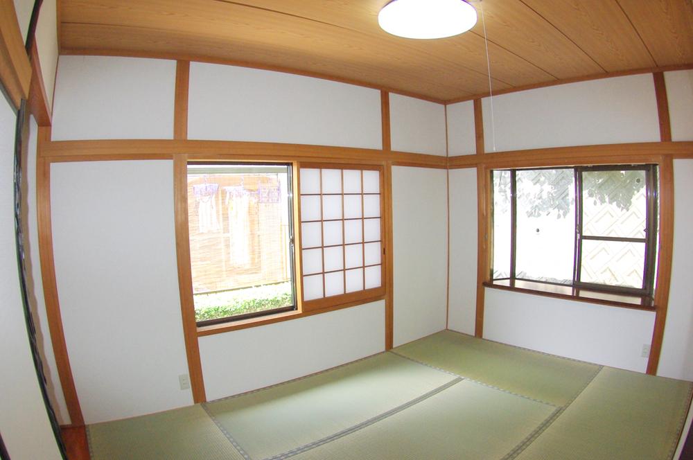 Non-living room. Calm Japanese-style room is sunny!