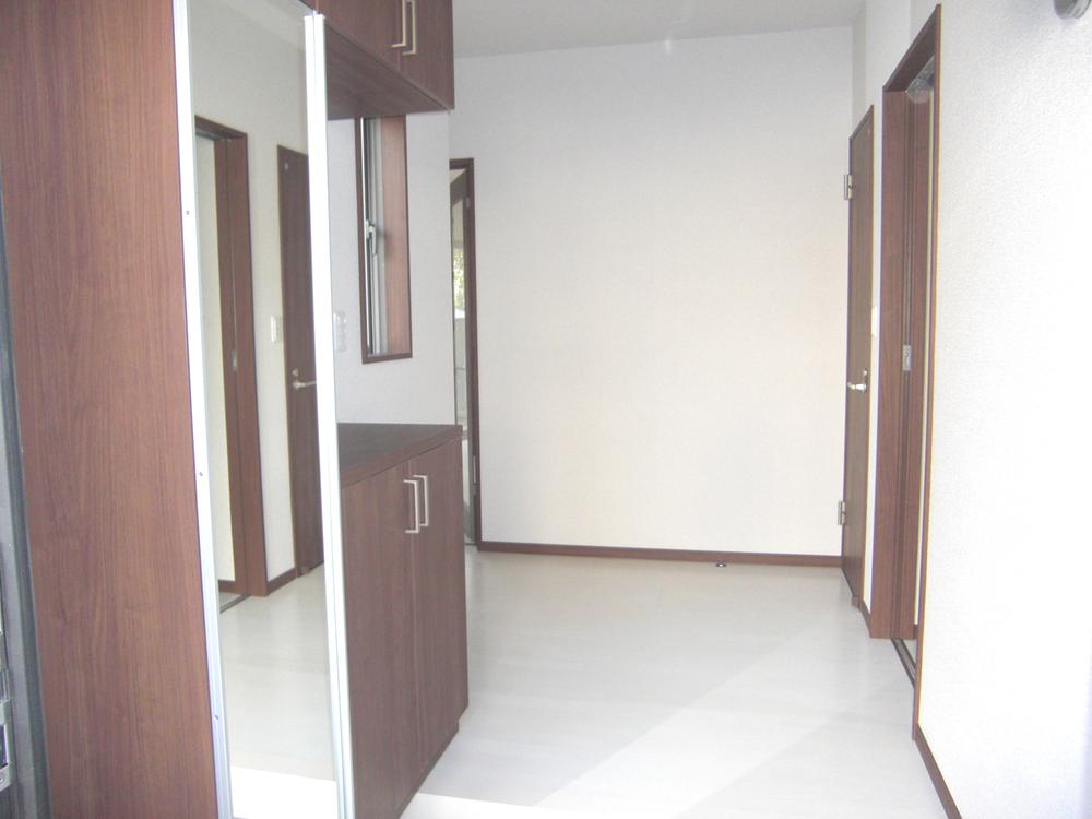 Entrance. Set up a shoe box in which you can store plenty! I'm glad to be a grooming check because even with full-length mirror (same specifications)