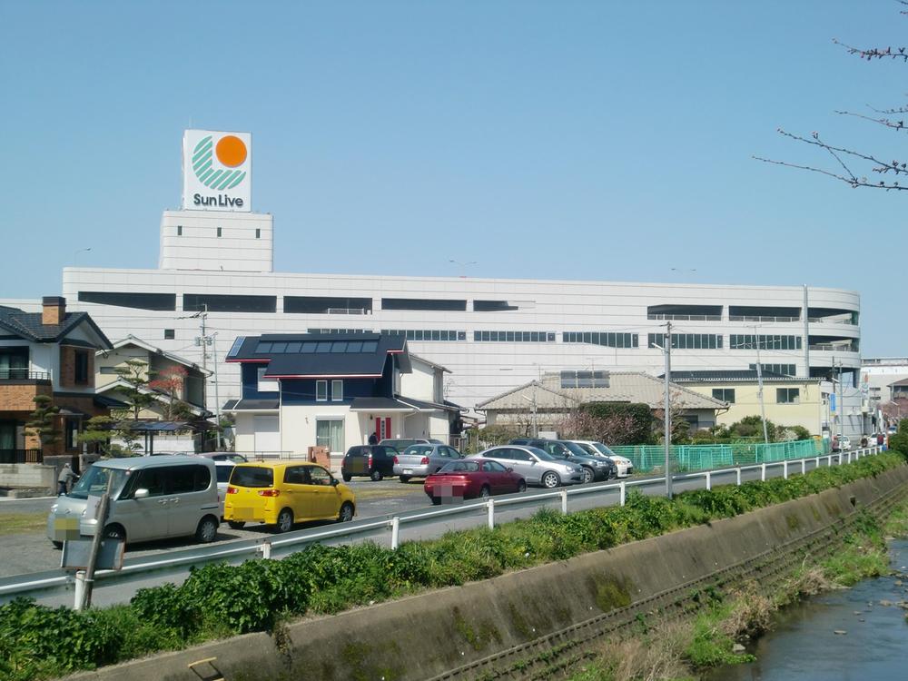 Shopping centre. Sanribu Sangamori to the store 880m