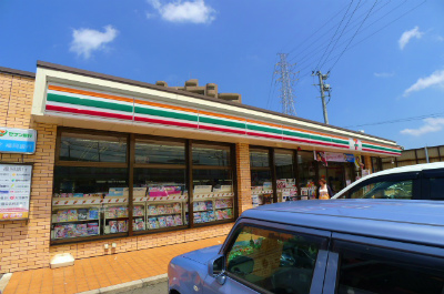 Convenience store. Seven-Eleven industry Idaimae store up (convenience store) 317m