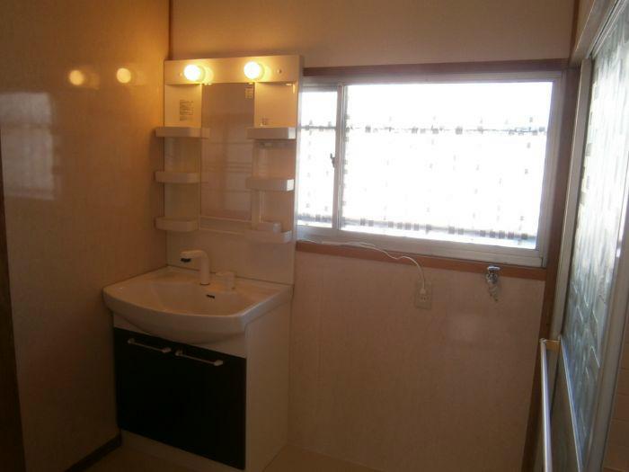 Wash basin, toilet