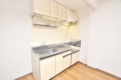 Kitchen. Gas stove can be installed with grill.